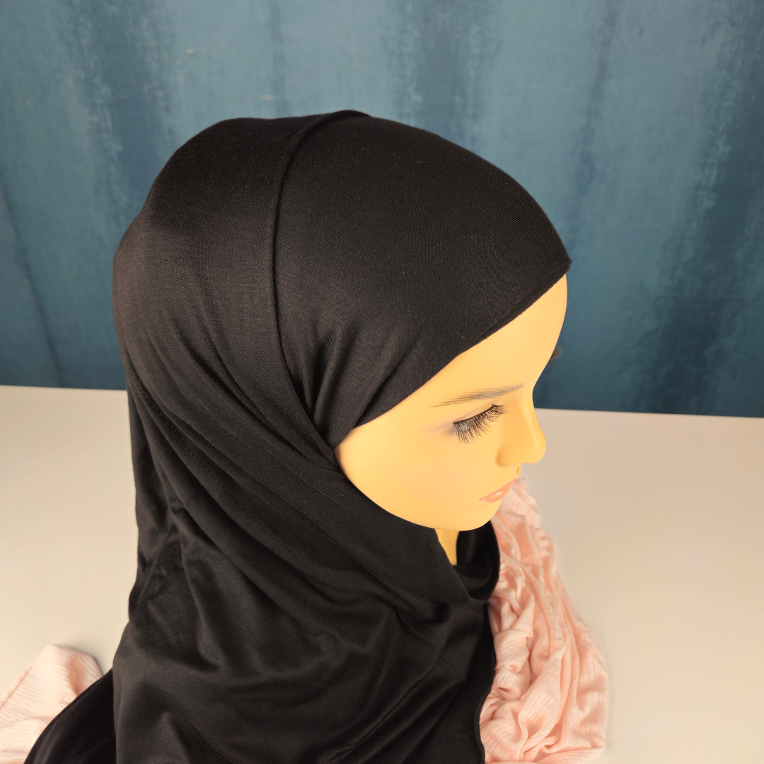 black hijab manequine